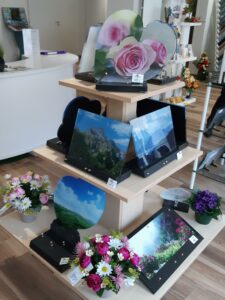 pleusieurs plaques funeraire et fleurs