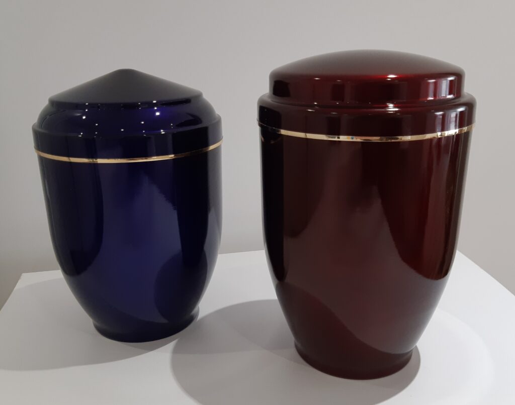 deux urnes couleur unis