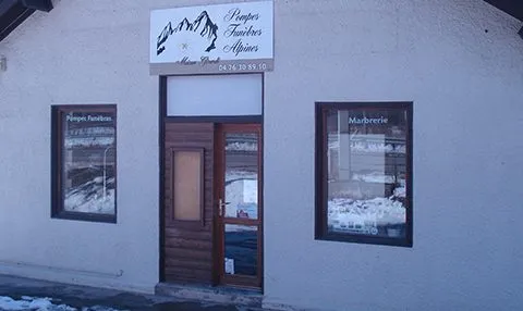 Entrée de l'agence de Mure-Goût, Pompes Funèbres Alpines.