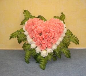 bouquet fleurs forme coeur blanche rose