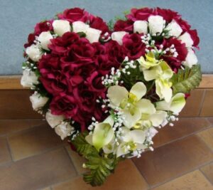 bouquet fleurs multicouleur forme coeur