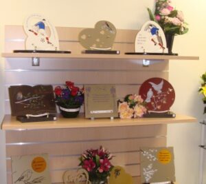 bouquet et plaques sur etagere